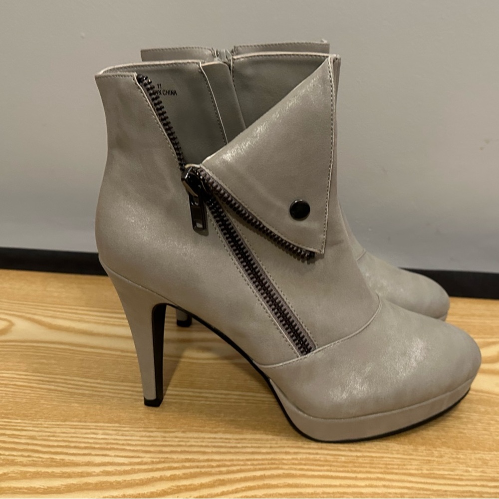 2 Lips Too-Too Scam Platform Booties-Sz 11-Ice (light gray)